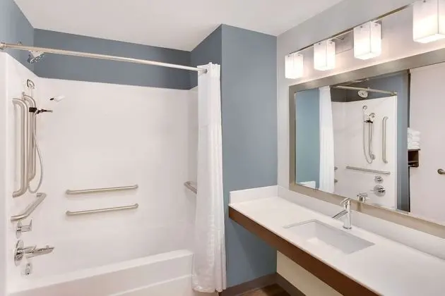 Oda, 1 Büyük (Queen) Boy Yatak, Engellilere Uygun, Sigara İçilmez (Bathtub)