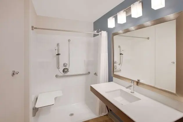 Oda, 1 Büyük (Queen) Boy Yatak, Engellilere Uygun, Sigara İçilmez (Roll-in Shower)