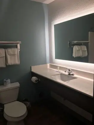 Oda, 1 Büyük (Queen) Boy Yatak, Engellilere Uygun, Sigara İçilmez (Bathtub)