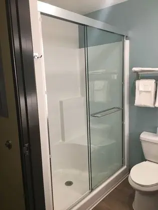 Oda, 1 Büyük (Queen) Boy Yatak, Engellilere Uygun, Sigara İçilmez (Roll-in Shower)