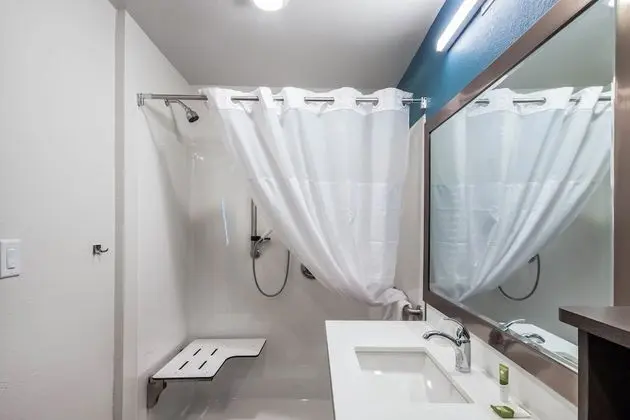 Oda, 1 Büyük (Queen) Boy Yatak, Engellilere Uygun, Sigara İçilmez (Roll-in Shower)