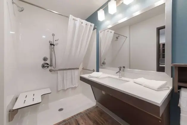 Oda, 1 Büyük (Queen) Boy Yatak, Engellilere Uygun, Sigara İçilmez (Transfer Shower)