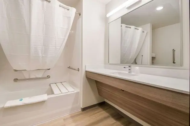 Oda, 1 Büyük (Queen) Boy Yatak, Engellilere Uygun, Sigara İçilmez (Roll-In Shower)