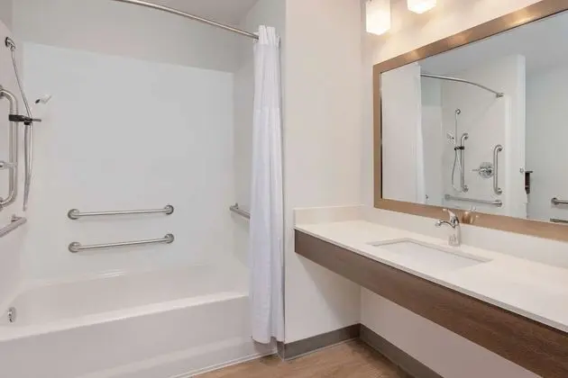 Oda, 1 Büyük (Queen) Boy Yatak, Engellilere Uygun, Sigara İçilmez (Bathtub)