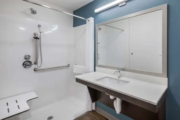 Basic Oda, 2 Büyük (Queen) Boy Yatak, Engellilere Uygun, Sigara İçilmez (Accessible Tub)