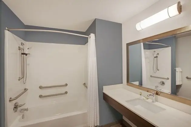Oda, 1 Büyük (Queen) Boy Yatak, Engellilere Uygun, Sigara İçilmez (Bathtub)
