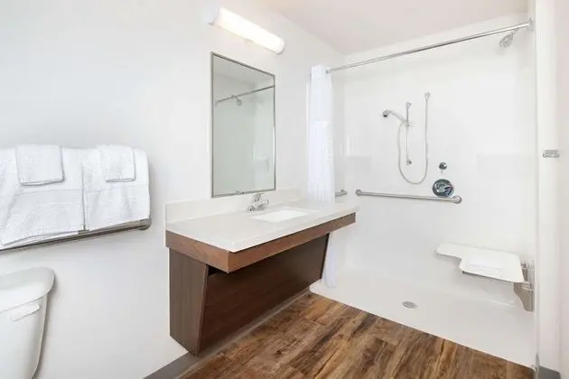Oda, 1 Büyük (Queen) Boy Yatak, Engellilere Uygun, Sigara İçilmez (Bathtub)