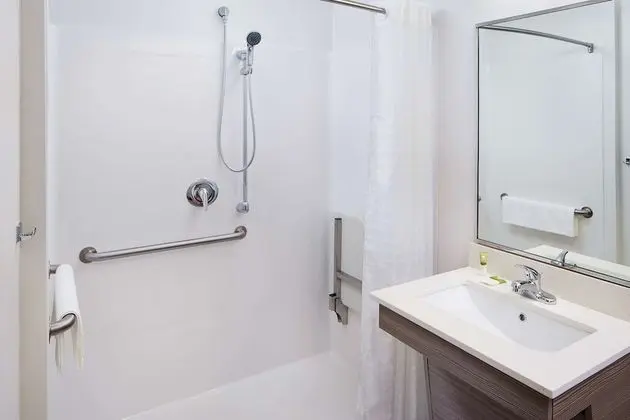 Oda, 1 Büyük (Queen) Boy Yatak, Engellilere Uygun, Sigara İçilmez (Bathtub)