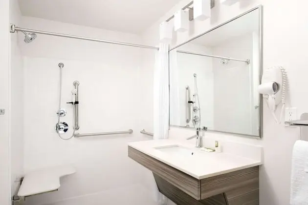 Oda, 1 Büyük (Queen) Boy Yatak, Engellilere Uygun, Sigara İçilmez (Roll-in Shower)