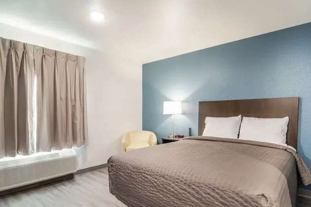 Oda, 1 Büyük (Queen) Boy Yatak, Engellilere Uygun, Sigara İçilmez (Accessible Tub, Sofa)