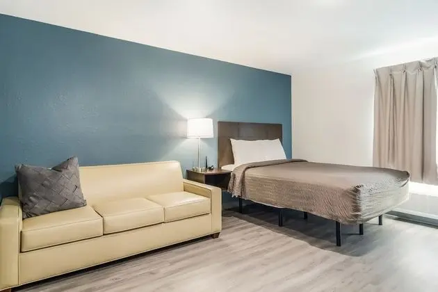 Oda, 1 Büyük (Queen) Boy Yatak, Engellilere Uygun, Sigara İçilmez (Accessible Tub, Sofa)