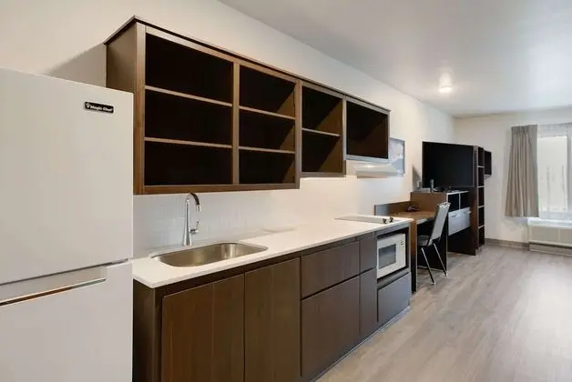 Oda, 1 Büyük (Queen) Boy Yatak, Engellilere Uygun, Sigara İçilmez (Accessible Tub, Sofa)