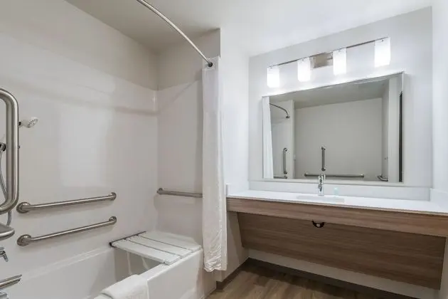 Oda, 1 Büyük (Queen) Boy Yatak, Engellilere Uygun, Sigara İçilmez (Accessible Tub)