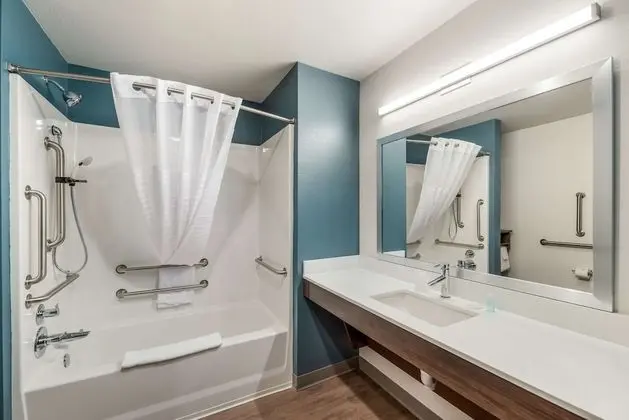Oda, 1 Büyük (Queen) Boy Yatak, Engellilere Uygun, Sigara İçilmez (Roll-in Shower)