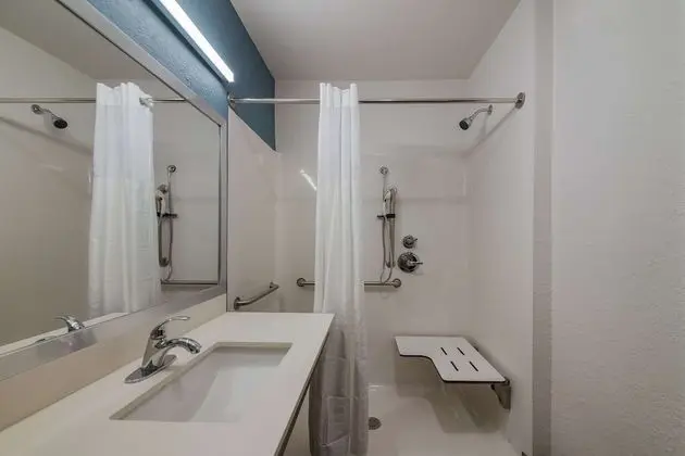 Oda, 1 Büyük (Queen) Boy Yatak, Engellilere Uygun, Sigara İçilmez (Roll-In Shower)