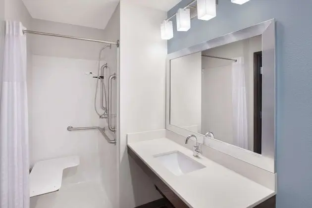 Oda, 1 Büyük (Queen) Boy Yatak, Engellilere Uygun, Sigara İçilmez (Roll-in Shower)