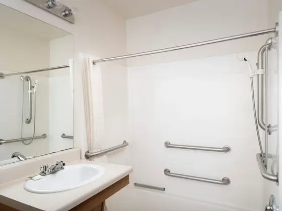 Oda, 1 Büyük (Queen) Boy Yatak, Engellilere Uygun, Sigara İçilmez (Bathtub)
