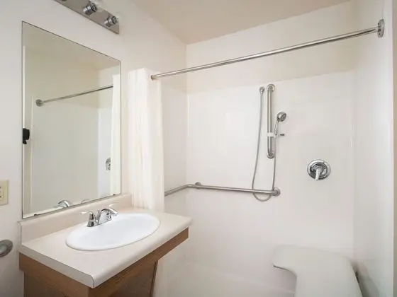 Oda, 1 Büyük (Queen) Boy Yatak, Engellilere Uygun, Sigara İçilmez (Roll-in Shower)