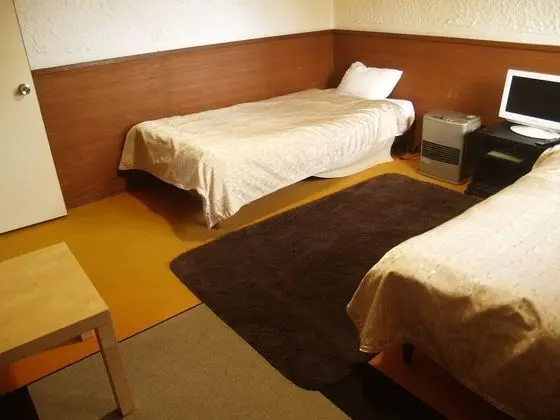 İki Ayrı Yataklı Oda, Ortak Banyo