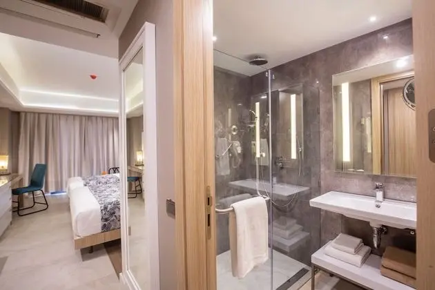 Deluxe Room (2 Adults + 1 Child)