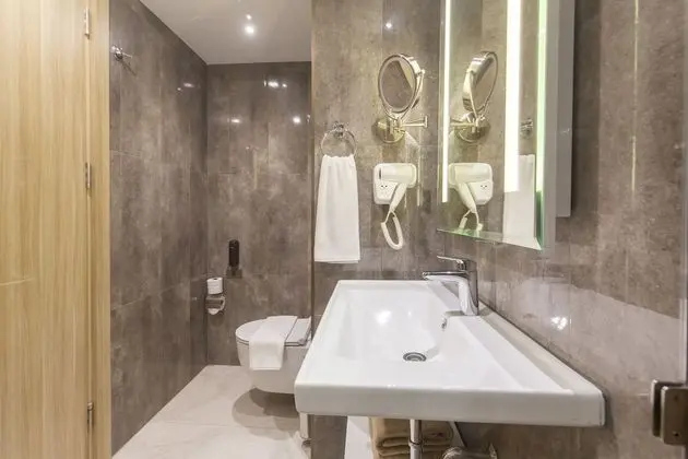 Deluxe Room (2 Adults + 1 Child)
