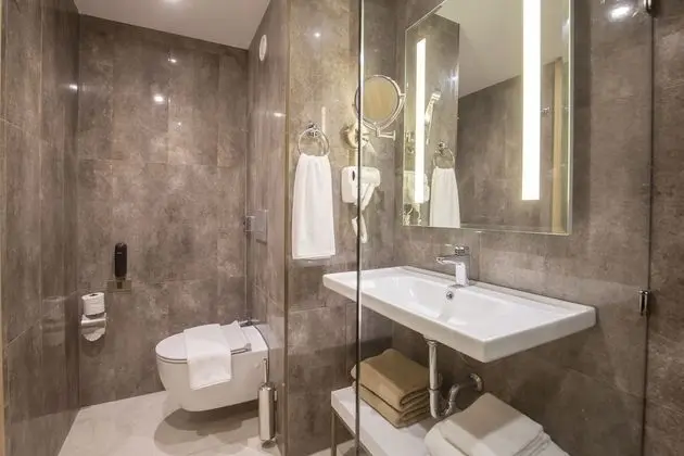 Deluxe Room (2 Adults + 1 Child)