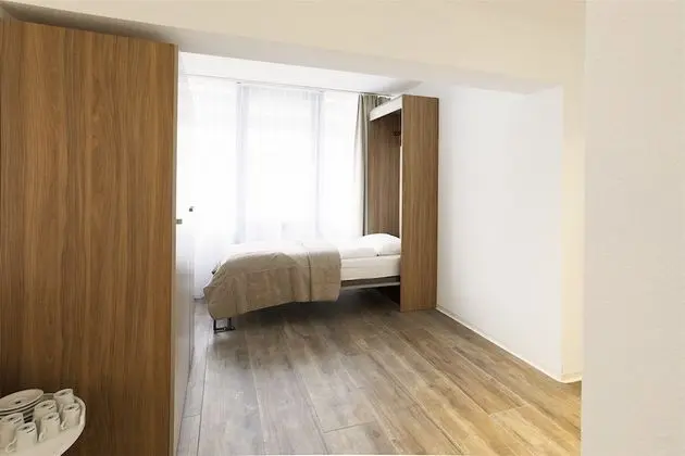 Üç Kişilik Oda, Sigara İçilmez