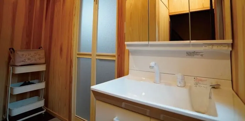 Twin Room 12, Shared bathroom