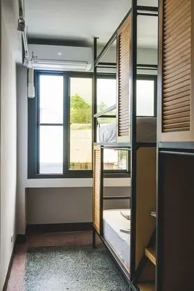 Signature Ortak Ranzalı Oda, Karma Ranzalı Oda, Ortak Banyo (window)
