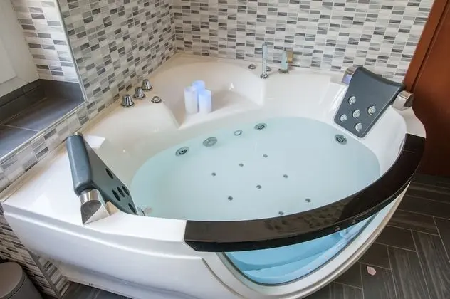 Deluxe Tek Büyük veya İki Ayrı Yataklı Oda, Jakuzi