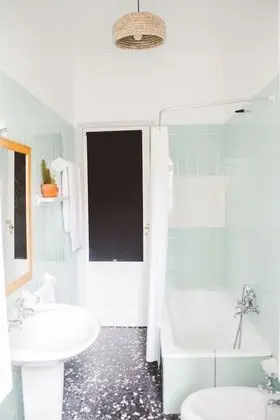 Tek Büyük Yataklı Oda, Ortak Banyo (2)