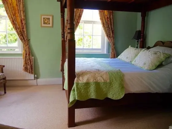 Family Tek Büyük Yataklı Oda (Four Poster Bed)