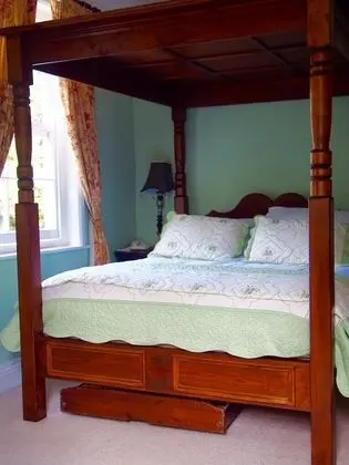 Family Tek Büyük Yataklı Oda (Four Poster Bed)