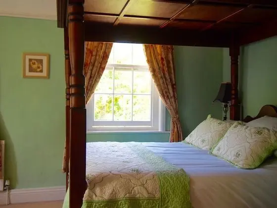 Family Tek Büyük Yataklı Oda (Four Poster Bed)