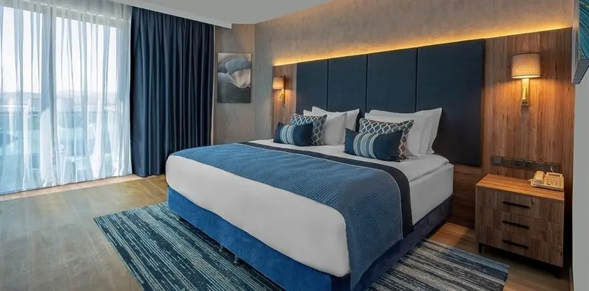 Executive Suite Jetted Tub