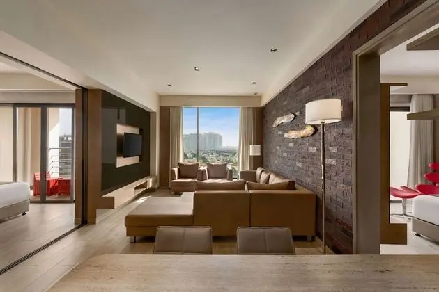 Deluxe Süit, 2 Yatak Odası, Engellilere Uygun, Sigara İçilmez (Grand, Balcony, City/Garden View)