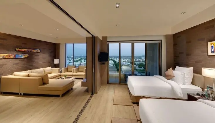 Deluxe Süit, 2 Yatak Odası, Sigara İçilmez, Balkon (Grand, Living Room, City/Garden View)