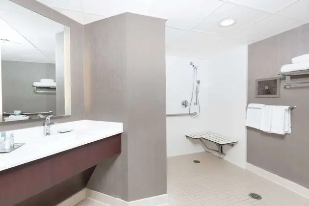 Oda, 2 Çift Kişilik Yatak, Engellilere Uygun (Mobility Roll in Shower)