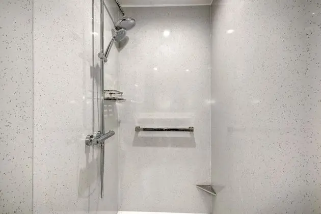 Deluxe Oda, 2 Büyük (Queen) Boy Yatak, Engellilere Uygun, Sigara İçilmez (Mobility, roll-in shower)
