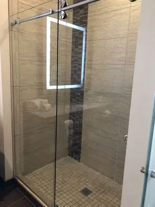 Deluxe Oda, 1 En Büyük (King) Boy Yatak, Engellilere Uygun, Sigara İçilmez (Mobility,Roll-In Shower)