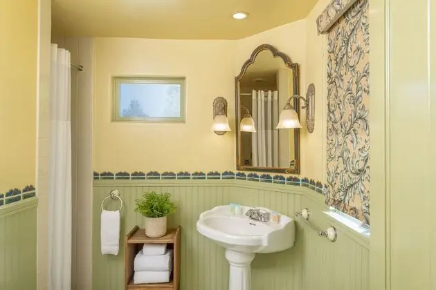 Deluxe Oda, 2 Büyük (Queen) Boy Yatak (VICKERS ESTATE 2 QUEEN BEDS)