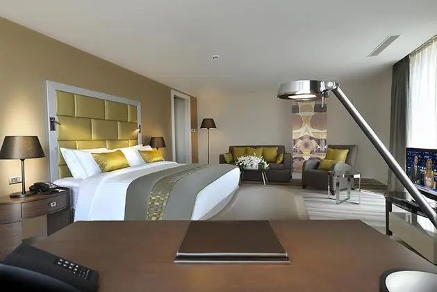 Jakuzili Suit Oda, Şehir Manzaralı