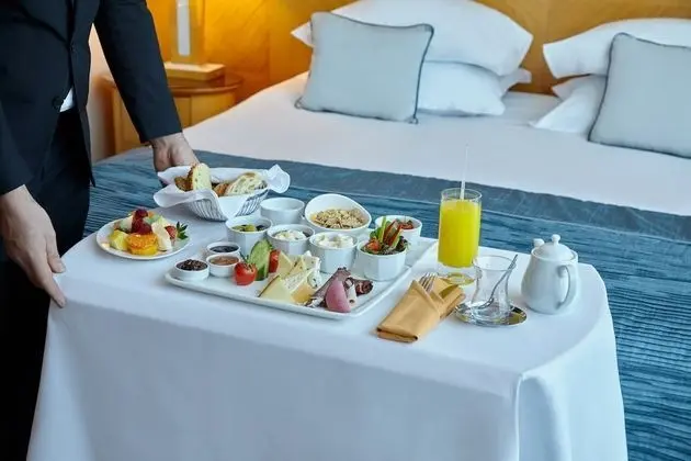 Odada yemek servisi