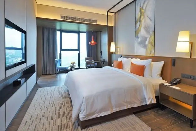 Club Deluxe King with Lake View