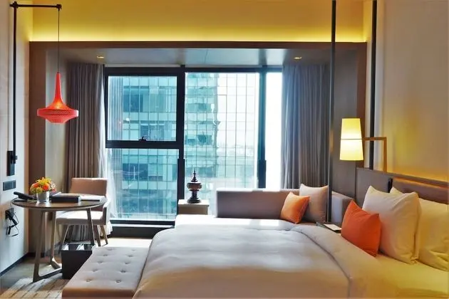 Club Deluxe King with Lake View