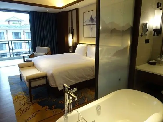 Premier Oda, 1 En Büyük (King) Boy Yatak ve Çekyat, Sigara İçilebilir, Avlu Manzaralı