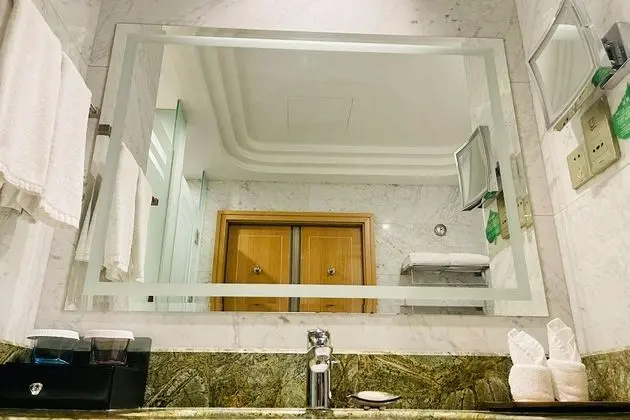 Oda, 1 En Büyük (King) Boy Yatak, Engellilere Uygun, Sigara İçilebilir