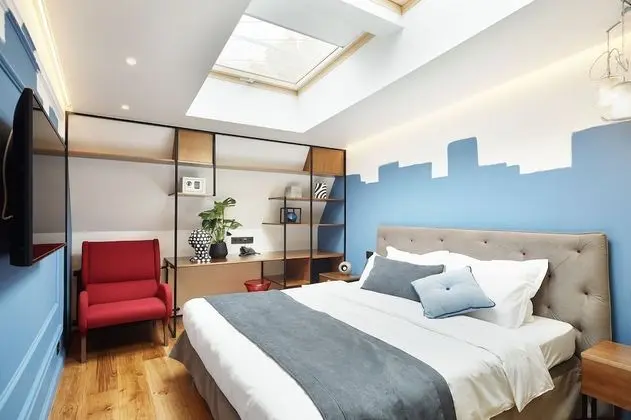 Tek Büyük Yataklı Oda (Mansard Windows)