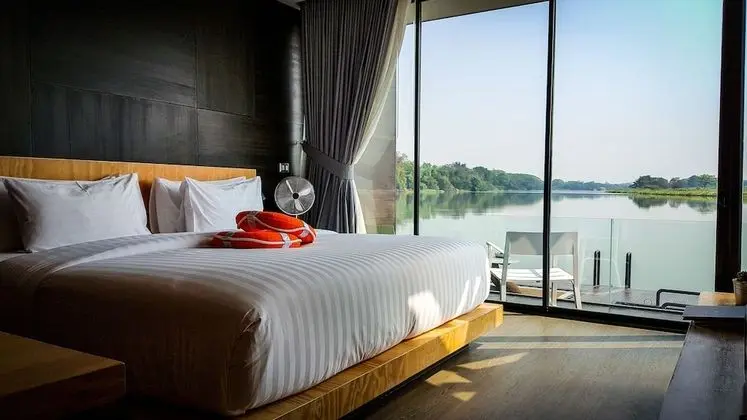 XFloat Luxe Cabin with private kayak