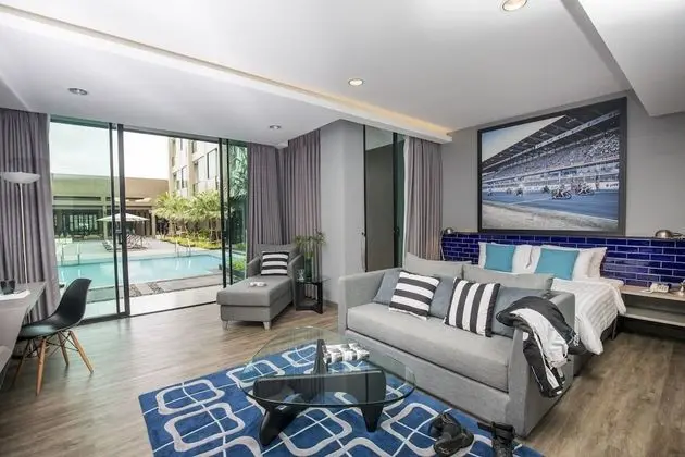 Grand Deluxe Pool Access